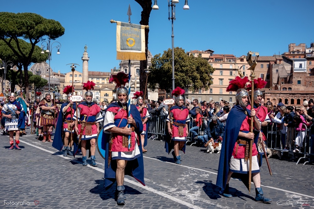 Kh&ocirc;ng kh&iacute; lịch sử sống lại trong ng&agrave;y kỷ niệm th&agrave;nh Rome với m&agrave;n t&aacute;i hiện thời La M&atilde; cổ đại