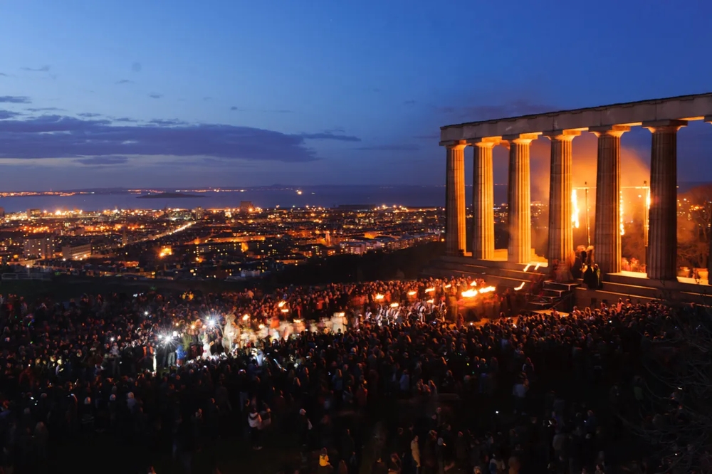 Lễ hội lửa Beltane rực s&aacute;ng tr&ecirc;n đồi Calton