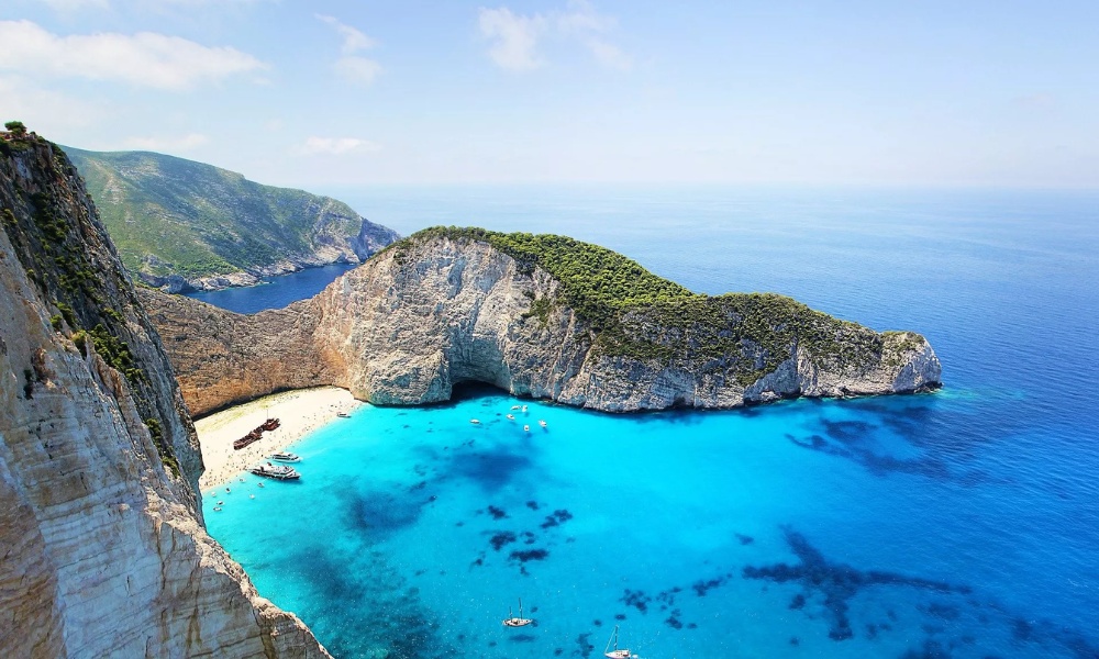 Bãi biển Glyfada tuyệt đẹp với làn nước trong vắt và khung cảnh núi rừng hùng vĩ