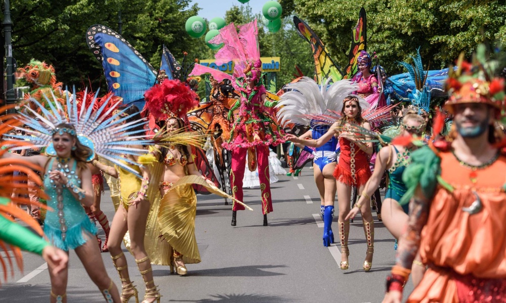 Lễ hội Karneval der Kulturen tại Berlin, nơi âm nhạc và vũ điệu sắc màu từ nhiều quốc gia hòa quyện trong không gian náo nhiệt