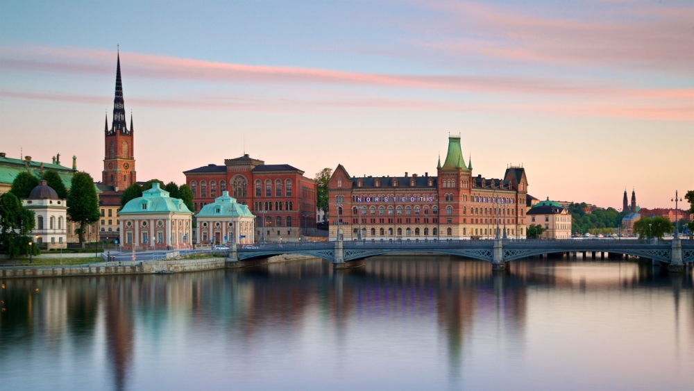 Khung cảnh Phố cổ Stockholm vào tháng 7 nhìn từ bờ sông