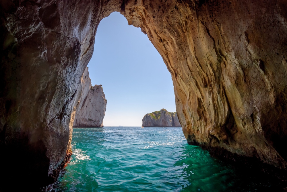 Hang động Blue Grotto ở Capri với làn nước xanh dưới ánh nắng mùa hè tháng 7