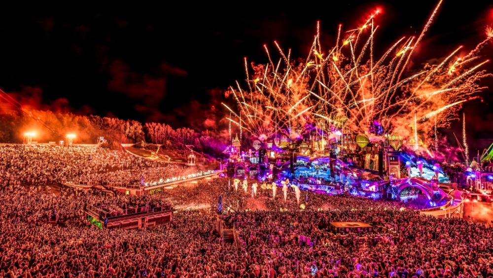 Sân khấu hoành tráng và biển người tại Tomorrowland