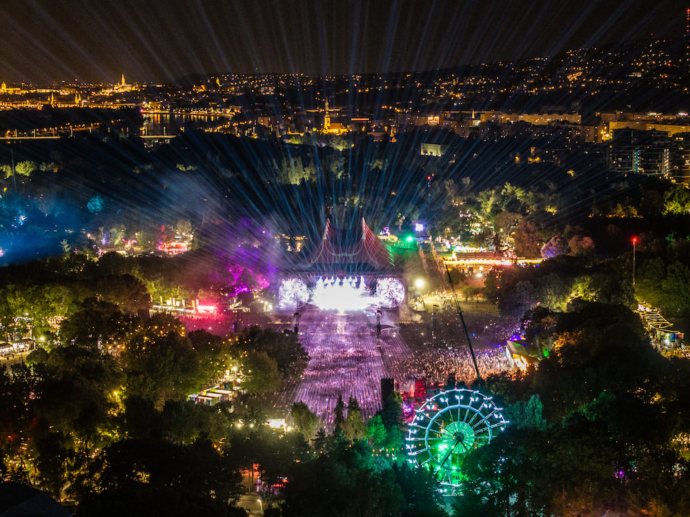 Lễ hội Sziget quy tụ h&agrave;ng trăm nghệ sĩ biểu diễn tạo n&ecirc;n một s&acirc;n khấu &acirc;m nhạc ho&agrave;nh tr&aacute;ng