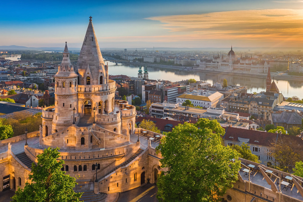 Budapest chắc chắn l&agrave; điểm dừng ch&acirc;n kh&ocirc;ng thể bỏ qua trong chuyến du lịch kh&aacute;m ph&aacute; Ch&acirc;u &Acirc;u th&aacute;ng 8