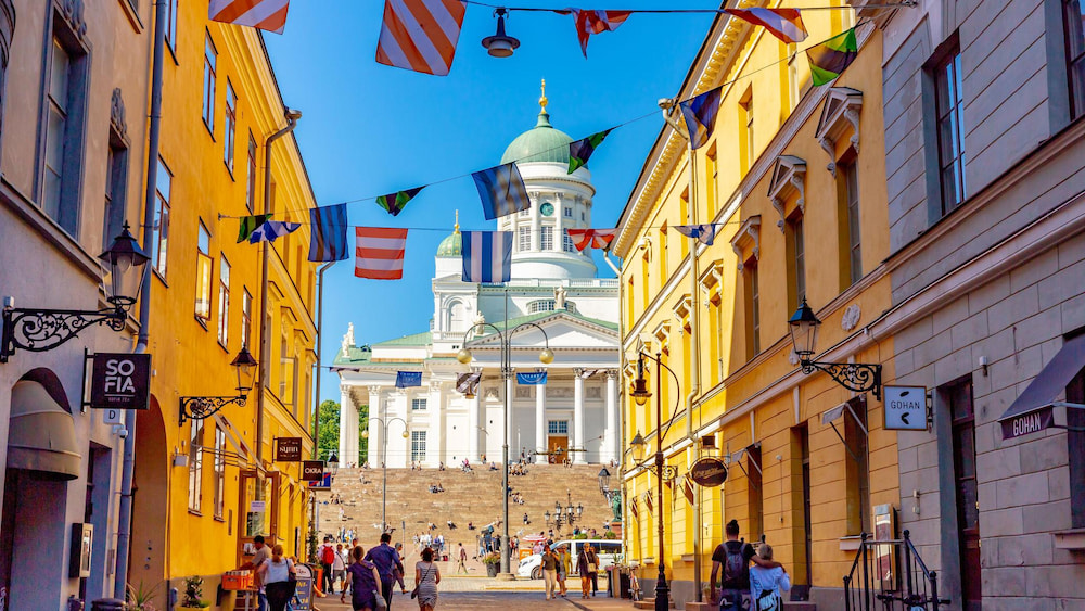 Đừng qu&ecirc;n gh&eacute; thăm nh&agrave; thờ lớn Helsinki Lutheran Cathedral để chi&ecirc;m ngưỡng kiến tr&uacute;c t&acirc;n cổ điển của Phần Lan