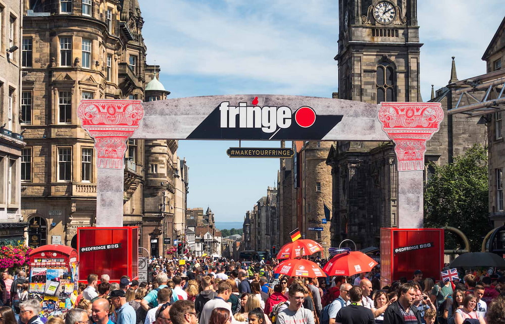 H&agrave;ng trăm ngh&igrave;n người đổ về Edinburgh, Scotland để tham dự lễ hội Nghệ thuật Edinburgh Fringe