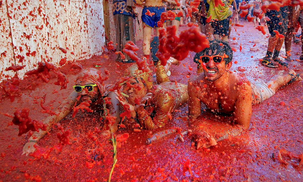 Cả thị trấn ngập tr&agrave;n trong sắc đỏ c&agrave; chua trong lễ hội La Tomatina