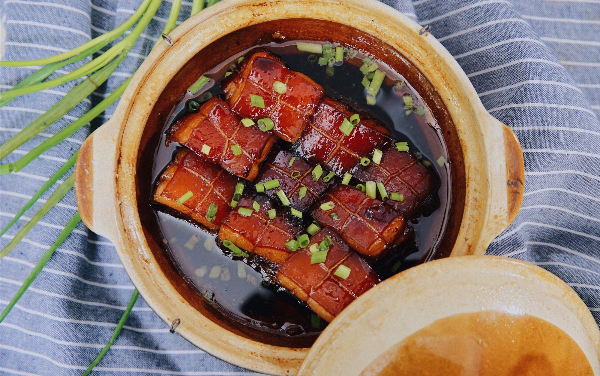 Thịt kho Đông Pha mềm tan, béo ngậy, dậy hương rượu Thiệu Hưng hấp dẫn