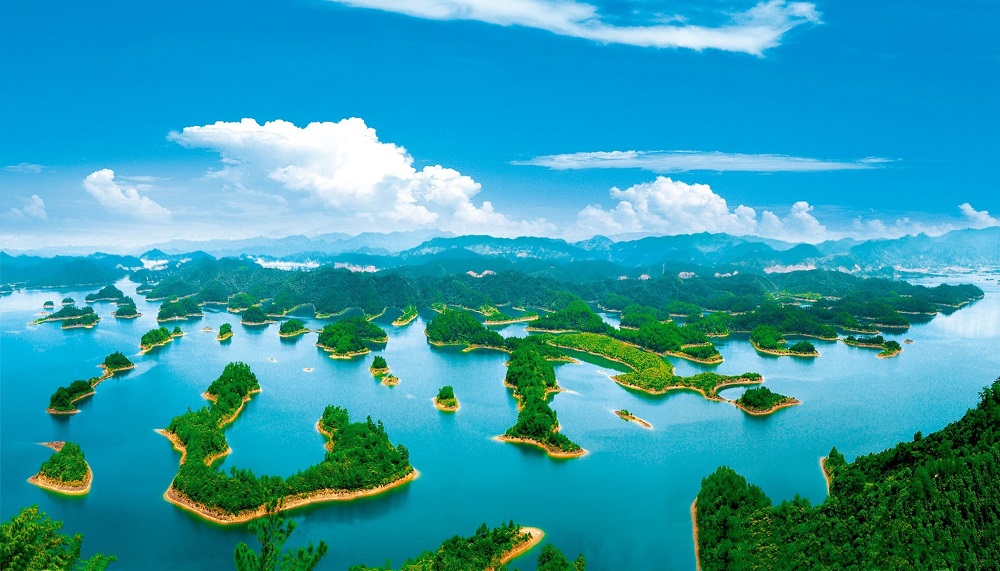 Hồ Thiên Đảo mênh mông, xanh ngắt với hơn nghìn hòn đảo lớn nhỏ ẩn hiện giữa núi non