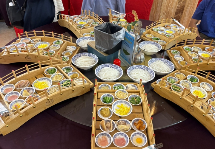 Bún qua cầu là món ăn đặc sắc được nhiều du khách ưa thích khi đi du lịch Côn Minh