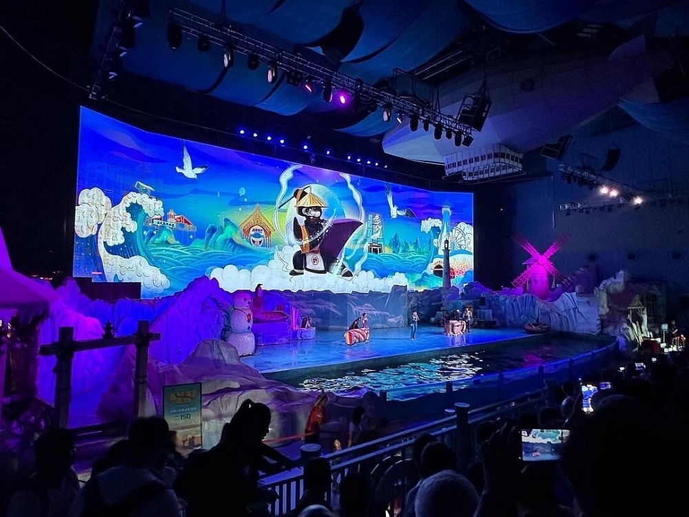 Sun Asia Ocean World hấp dẫn du khách bởi thủy cung khổng lồ và đường hầm dưới nước độc đáo