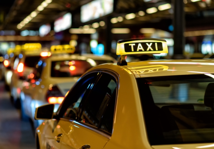 Di chuyển bằng taxi khá nhanh chóng, không phải chờ đợi