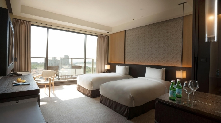 Phòng nghỉ tại Crowne Plaza Tainan cho du khách được chiêm ngưỡng khung cảnh ngoài trời rộng mở.
