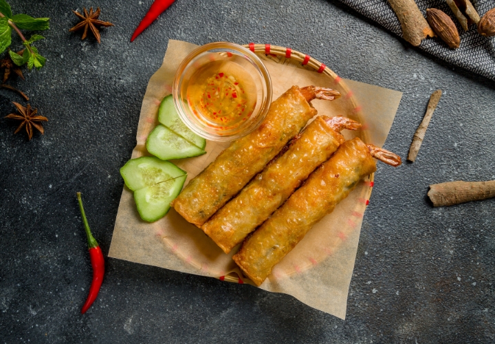 Tôm cuộn chiên giòn là một món ăn vặt giòn tan đầy hấp dẫn của Đài Nam