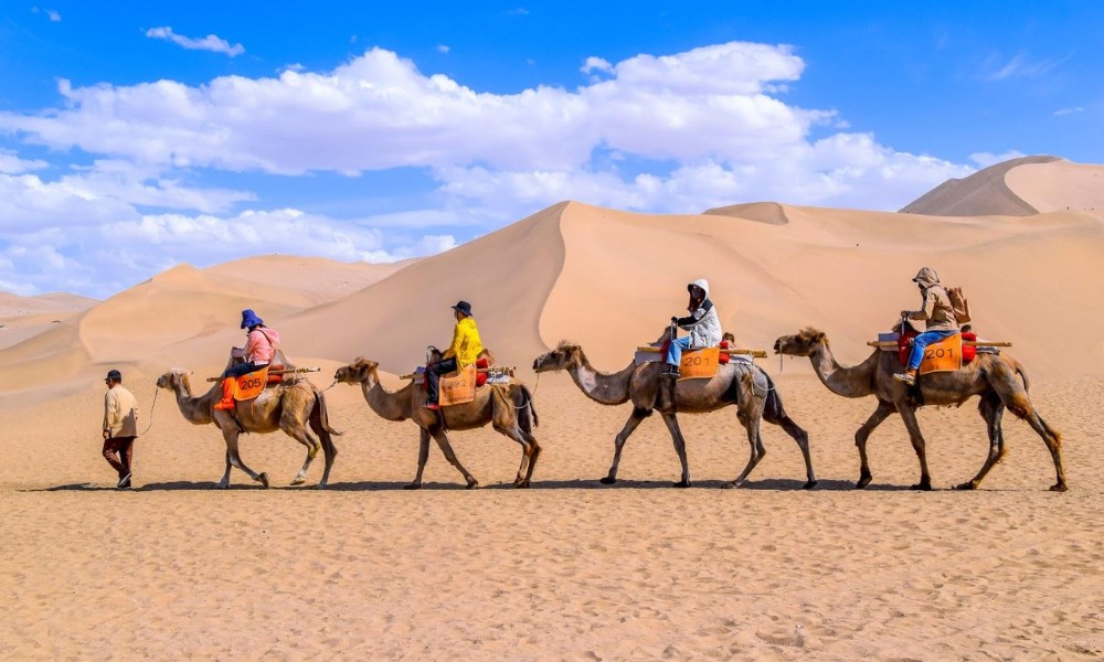 Cưỡi lạc đ&agrave; tr&ecirc;n sa mạc Mingsha Shan mang đến trải nghiệm độc đ&aacute;o tại Đ&ocirc;n Ho&agrave;ng.