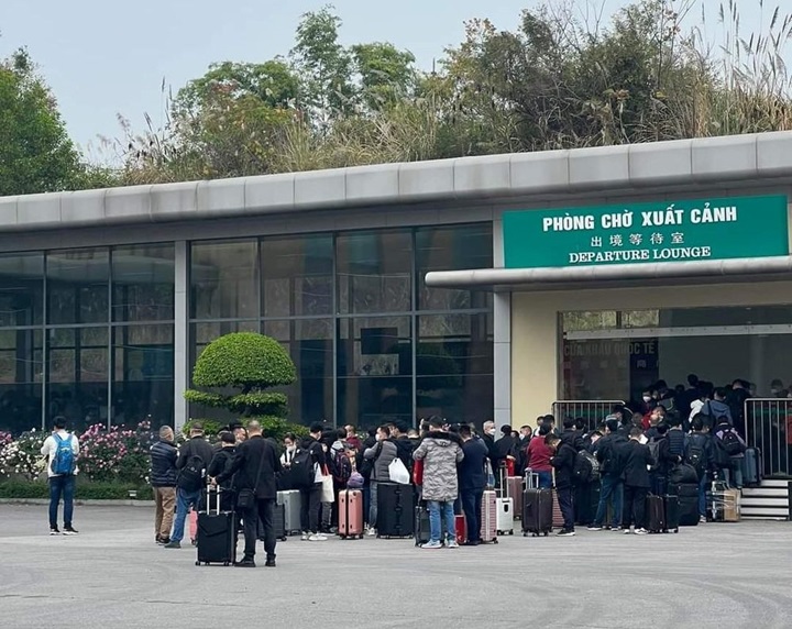 Hành khách chuẩn bị làm thủ tục tại cửa khẩu Móng Cái