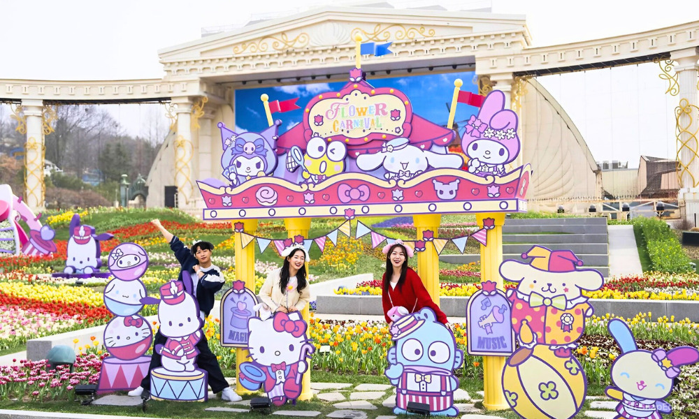 Check-in cùng các nhân vật hoạt hình tại khu Global Fair