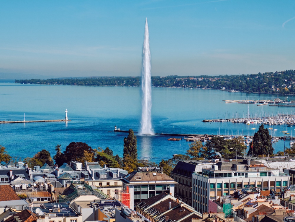 Jet d’Eau phun nước cao sừng sững giữa hồ Léman