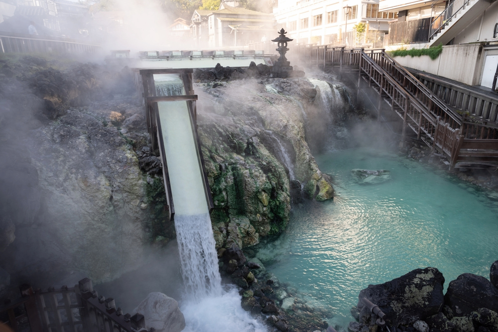 Suối nước n&oacute;ng Onsen gi&agrave;u kho&aacute;ng chất gi&uacute;p thư gi&atilde;n tinh thần