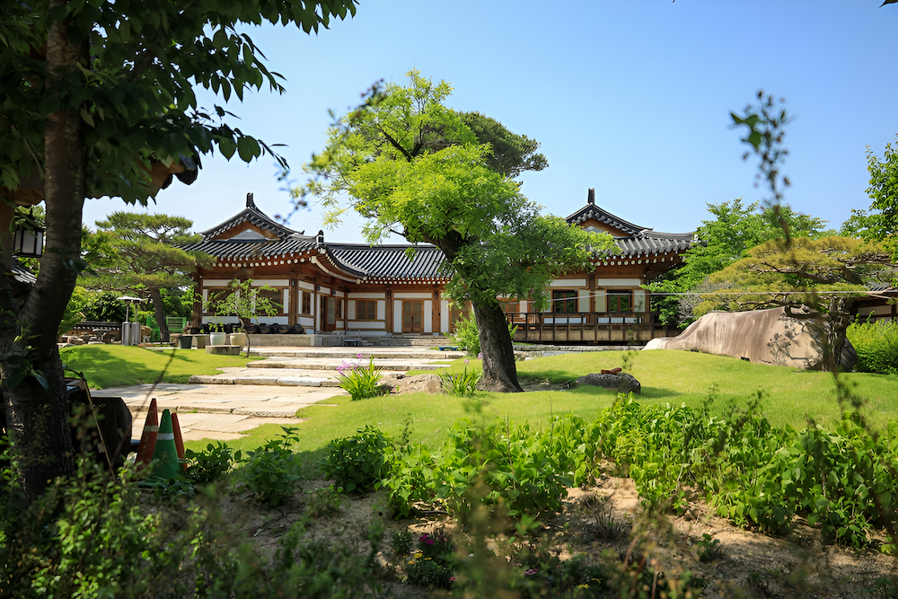 L&agrave;ng truyền thống Gyochon Gyeongju nổi bật với c&aacute;c ng&ocirc;i nh&agrave; Hanok độc đ&aacute;o