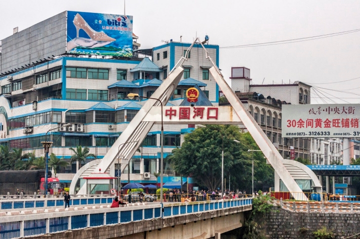 Cách cửa khẩu Lào Cai một cây cầu, du lịch Hà Khẩu rất dễ dàng và thuận tiện trong cách di chuyển
