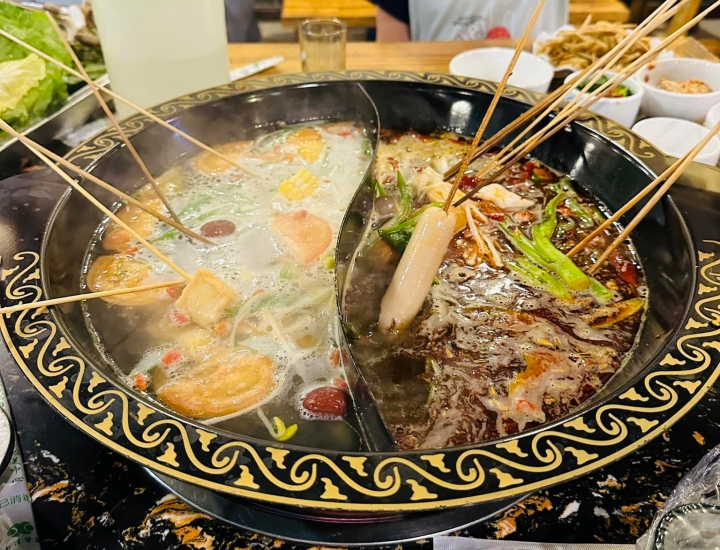 Nồi lẩu nhúng cay nồng, nóng hổi xua tan cái se lạnh ở vùng biên giới Việt - Trung
