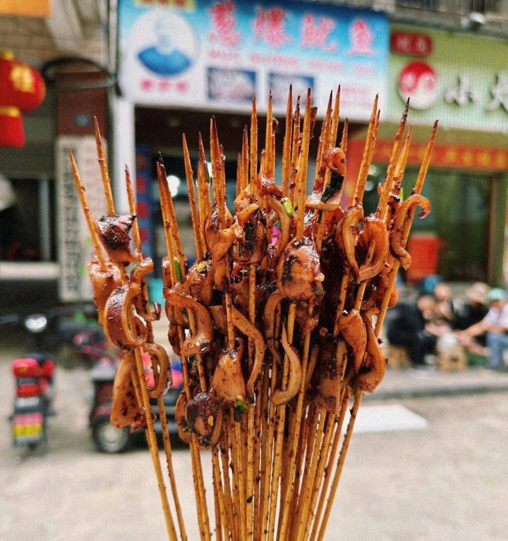 Xiên mực nướng thơm lừng, hấp dẫn là món ăn đường phố phổ biến tại Hà Khẩu