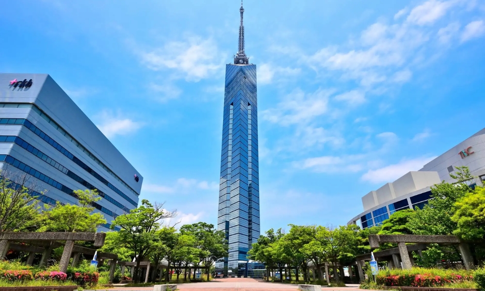 Tháp Fukuoka với thiết kế phủ kính 360 độ là điểm ngắm toàn cảnh thành phố không nên bỏ qua