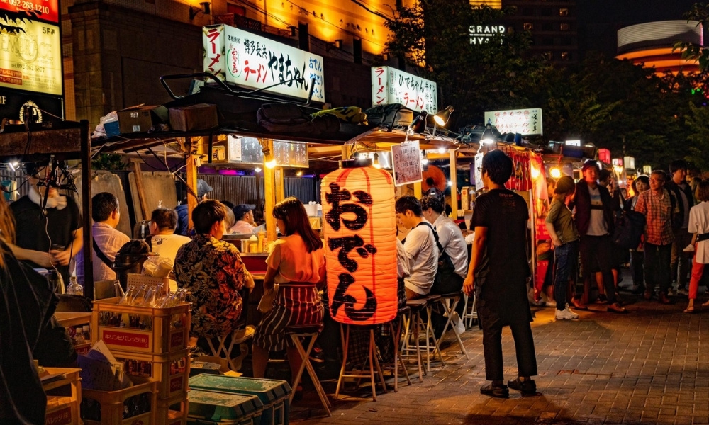 Các quán yatai luôn tấp nập thực khách từ chiều tối đến tận khuya