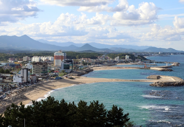 Biển Sokcho mang vẻ đẹp thơ mộng cùng với bãi cát trắng mịn và rừng thông xanh mát