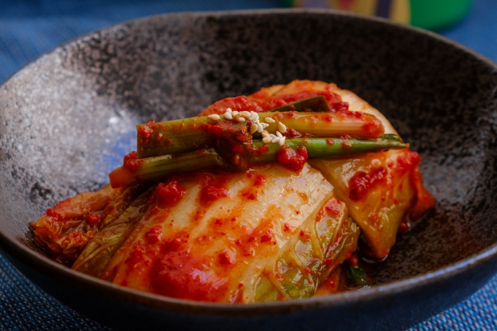 Kimchi là món ăn truyền thống của Hàn Quốc, nổi bật với vị chua, cay đặc trưng