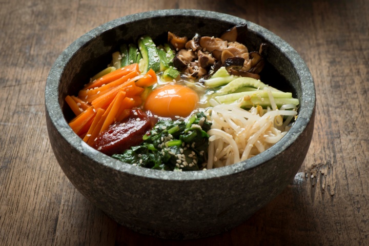 Bibimbap là món ăn mang đậm nét văn hóa ẩm thực Hàn Quốc, mang ý nghĩa về sự hòa hợp và cân bằng