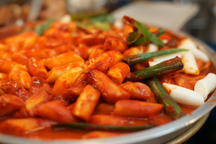 Tteokbokki là món ăn đặc trưng cho văn hóa ẩm thực đường phố của Hàn Quốc