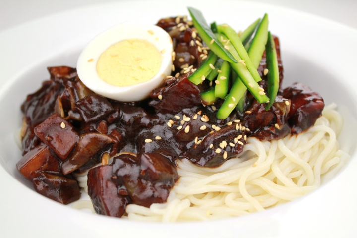 Mì tương đen có hương vị phong phú với màu sắc đặc trưng
