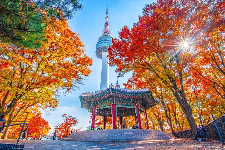 Tháp Namsan, biểu tượng của Seoul là điểm đến lãng mạn của các cặp đôi