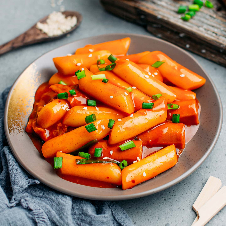 Tteokbokki được làm từ bánh gạo dẻo và nước sốt gochujang cay ngọt