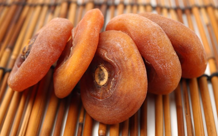 Hồng chín có thể ăn trực tiếp hoặc chế biến thành các món như mứt, hồng treo gió