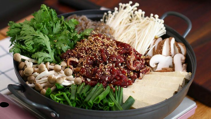 Lẩu Jeongol được làm từ thịt bò và nấm, rau củ, đậu phụ