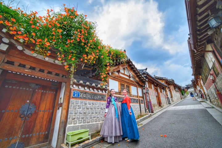 Làng Bukchon Hanok là công trình cổ được UNESCO công nhận là di tích cần bảo tồn