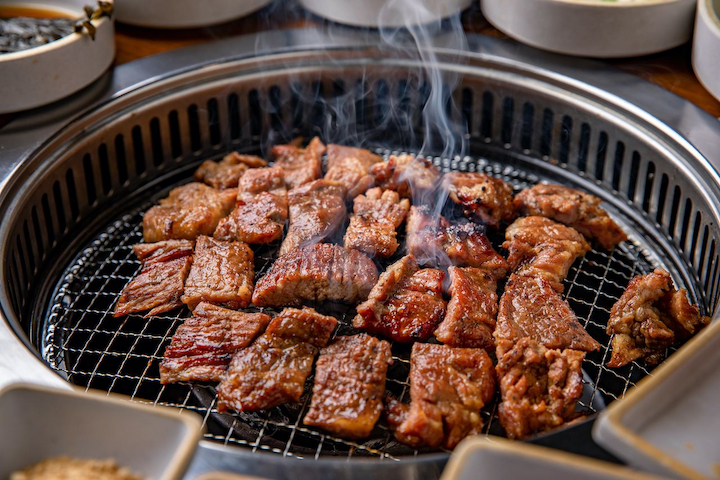 Thịt nướng BBQ nóng hổi là món ngon hấp dẫn du khách khi đi tới Hàn Quốc vào tháng 5