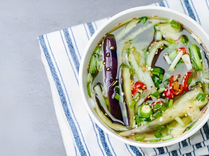 Súp dưa chuột ướp lạnh (Oi Naeng Kuk) được làm từ dưa chuột thái sợi và các loại gia vị