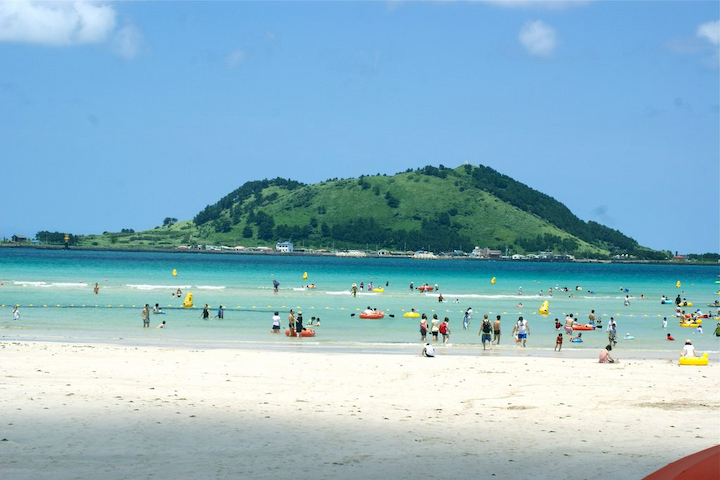 Đảo Daecheon nổi bật với c&aacute;c bờ c&aacute;t trắng mịn v&agrave; nước biển trong xanh