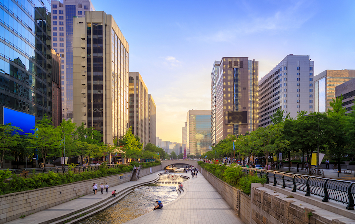 Suối Cheonggyecheon mang kh&ocirc;ng kh&iacute; m&aacute;t mẻ, trong l&agrave;nh