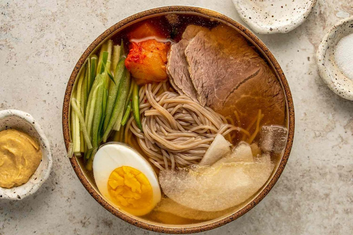 M&igrave; lạnh Naengmyeon hương vị thanh m&aacute;t, th&iacute;ch hợp thưởng thức v&agrave;o ng&agrave;y h&egrave;
