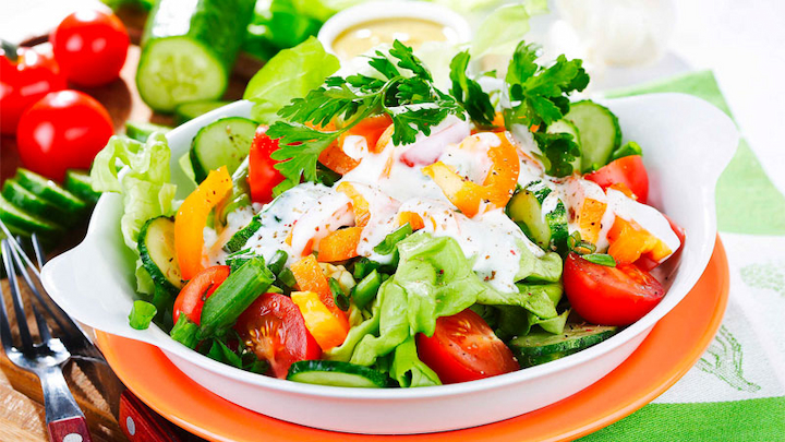 Salad H&agrave;n Quốc được l&agrave;m từ c&aacute;c loại rau củ, mang hương vị thanh m&aacute;t