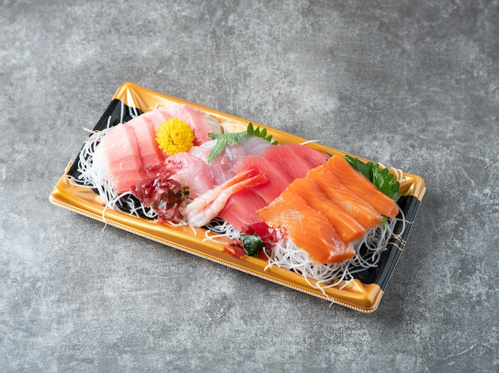Sashimi - m&oacute;n ăn được l&agrave;m từ c&aacute;c loại c&aacute; hồi hay c&aacute; ngừ, cắt th&agrave;nh l&aacute;t mỏng v&agrave; ăn sống