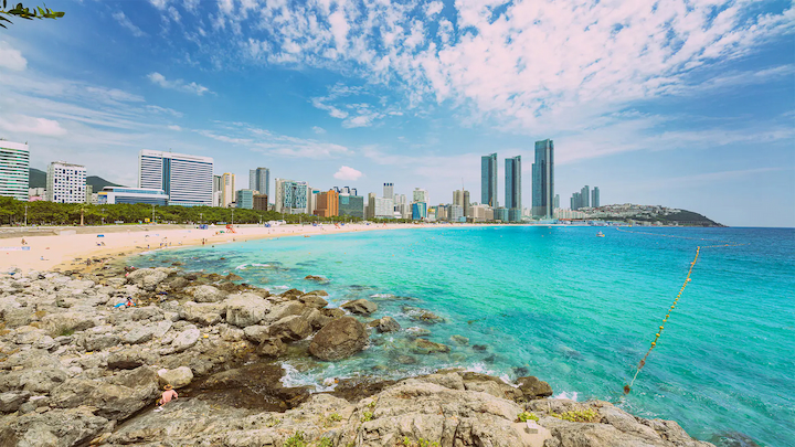 Biển Haeundae (Hàn Quốc) thu hút hàng ngàn du khách ghé thăm mỗi năm vào tháng 8