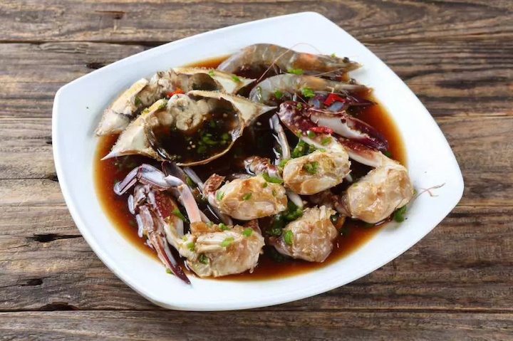 Cua sống Gejang gây ấn tượng bởi hương vị tươi ngon, béo ngậy từ thịt cua