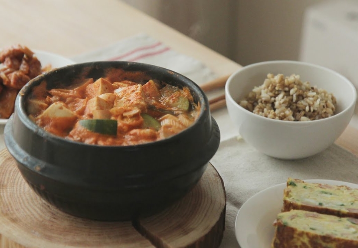 Súp xác thối Cheonggukjang được làm từ đậu tương lên men